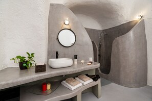 Luxury Suite | Bathroom | Shower, rainfall showerhead, free toiletries, hair dryer