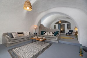 奢华套房 | 高档床上用品、记忆海绵床垫、客房内保险箱、特色家居