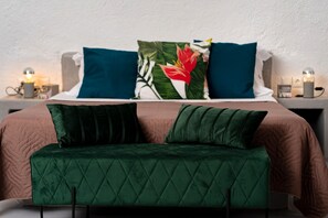 Luxury Suite | Premium bedding, memory-foam beds, in-room safe, individually decorated - 1812 Caves 'n Mansion (Santorini)