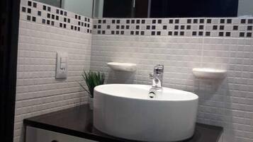 Apartment | Badezimmer | Dusche, kostenlose Toilettenartikel, Bidet, Handtücher