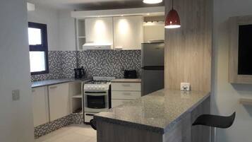 Apartment | Eigene Küche | Großer Kühlschrank, Mikrowelle, Ofen, Herdplatte