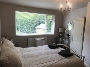 3 多间卧室、熨斗/熨衣板、WiFi、床单