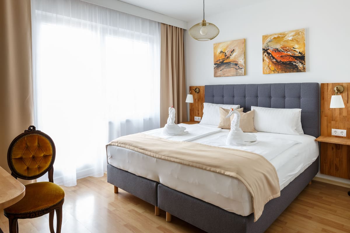 Basic Double Room, Non Smoking, Partial Lake View