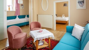Deluxe suite, niet-roken, aan de binnenplaats | Hypoallergeen beddengoed, verduisterende gordijnen, gratis wifi