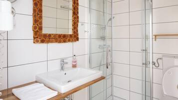 Chambre Double, 1 trĂšs grand lit, non-fumeurs, vue partielle sur le lac | Salle de bain | Douche, articles de toilette gratuits, sĂšche-cheveux