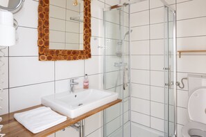 Basic Double Room, 1 King Bed, Non Smoking, Partial Lake View | Bathroom - Pension Laubenhof (Morbisch am See)