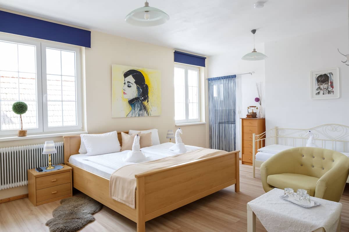 Classic Studio, Multiple Beds, Non Smoking, Courtyard View