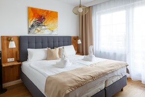 Habitación básica doble, para no fumadores, vista parcial al lago | Ropa de cama hipoalergénica, cortinas blackout y wifi gratis