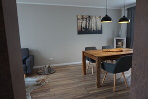 ثلاجة، فرن، موقد طهي مسطح، غسالة أطباق