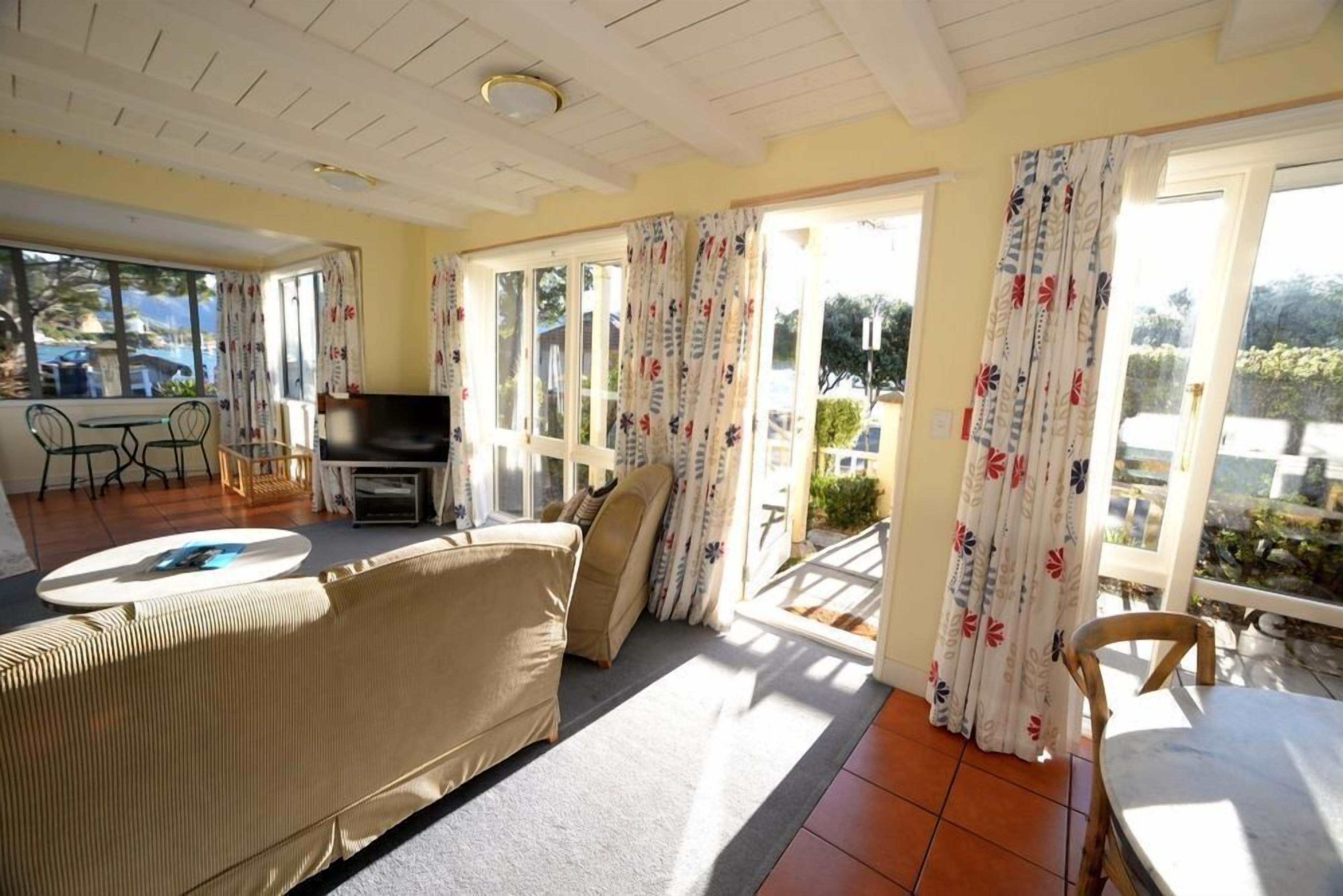 The Bruce Waterfront Apartments by AVI (Akaroa, New Zealand), Akaroa hotel discounts