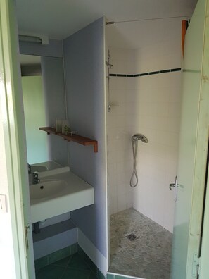 Studio | Badezimmer | Dusche, Handtücher