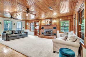 TV connectée, table de tennis de table, chaîne hi-fi