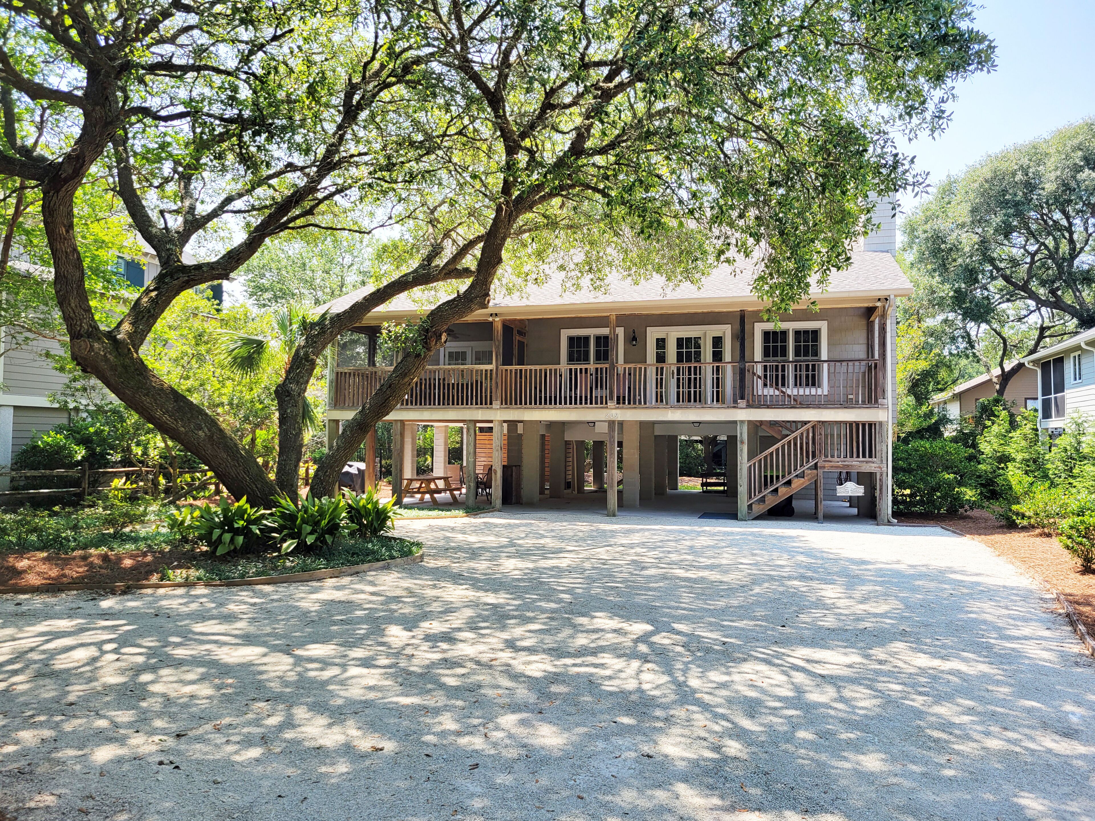 Raised Beach Cottage, Screened Porch w/Rockers, 2 TV Dens, Grill, Walk to Beach