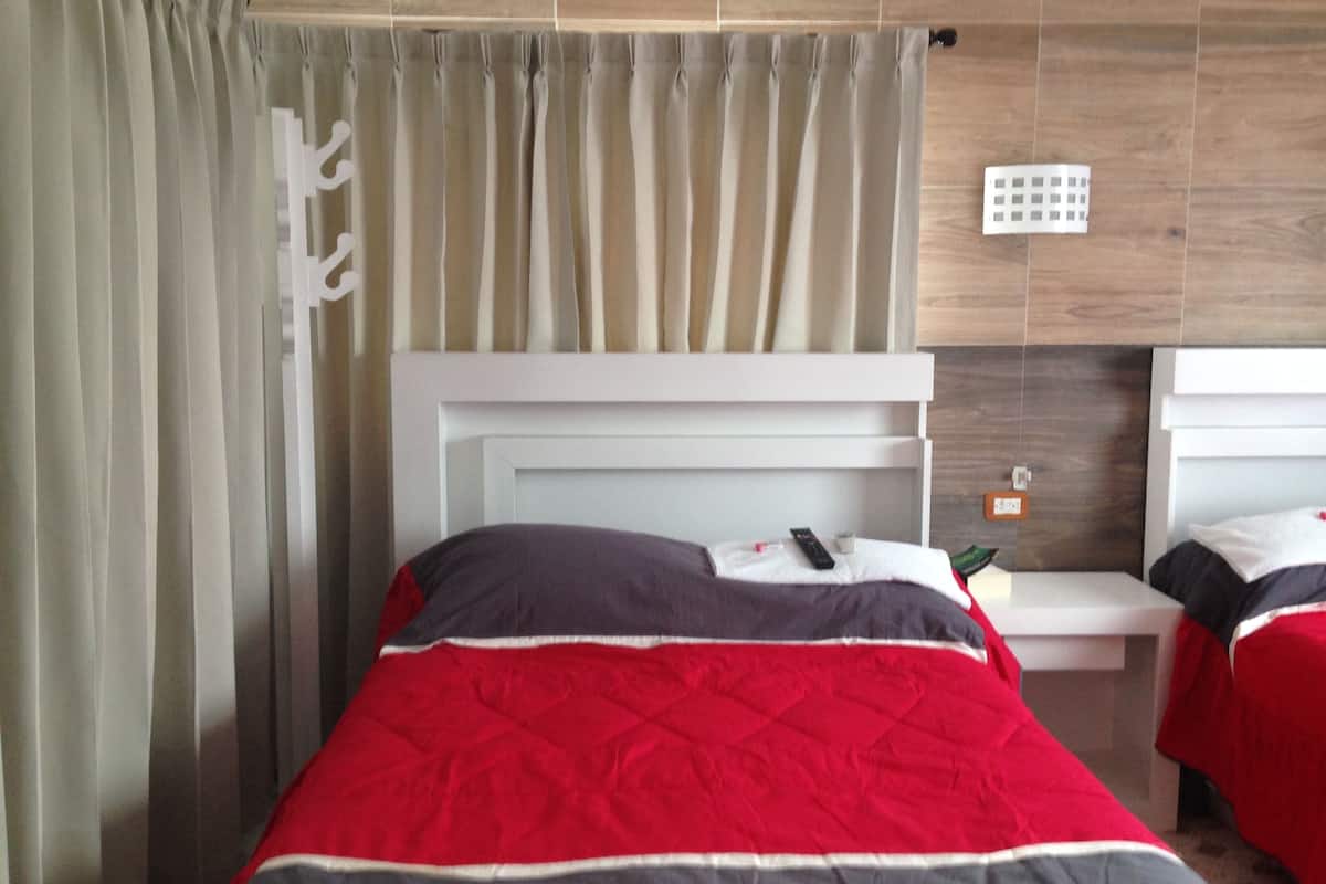 Escritorio, tabla de planchar con plancha, wifi gratis y ropa de cama 