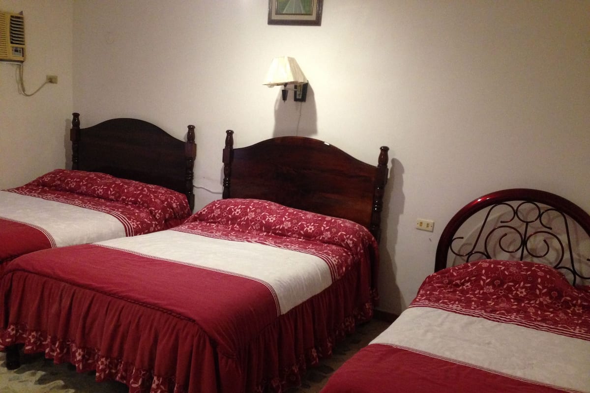 Escritorio, tabla de planchar con plancha, wifi gratis y ropa de cama 