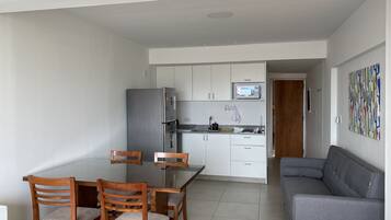 Apartemen | Didekorasi berbeda-beda, tirai kedap cahaya, dan kedap suara