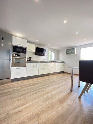 Microwave, dishwasher, coffee/tea maker, toaster