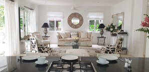 TV - Luxury 3 bedroom villa with private pool and direct beach access (Beau Vallon)