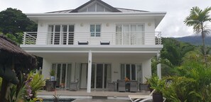 Exterior - Luxury 3 bedroom villa with private pool and direct beach access (Beau Vallon)