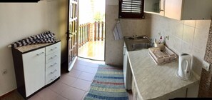 Fridge, stovetop, dishwasher, coffee/tea maker