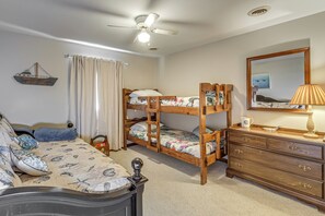 4 habitaciones, escritorio, tabla de planchar con plancha y internet