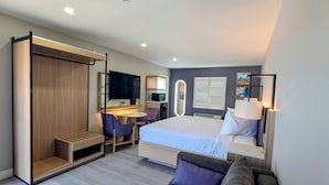 Desk, iron/ironing board (on request), WiFi (free), bed sheets - Luxury Inn (Norwalk)