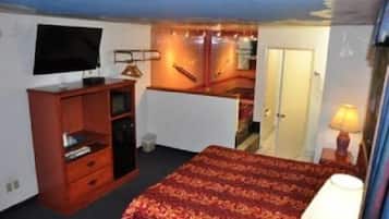Suite, 1 cama King size | 1 habitación, escritorio, tabla de planchar con plancha y wifi gratis