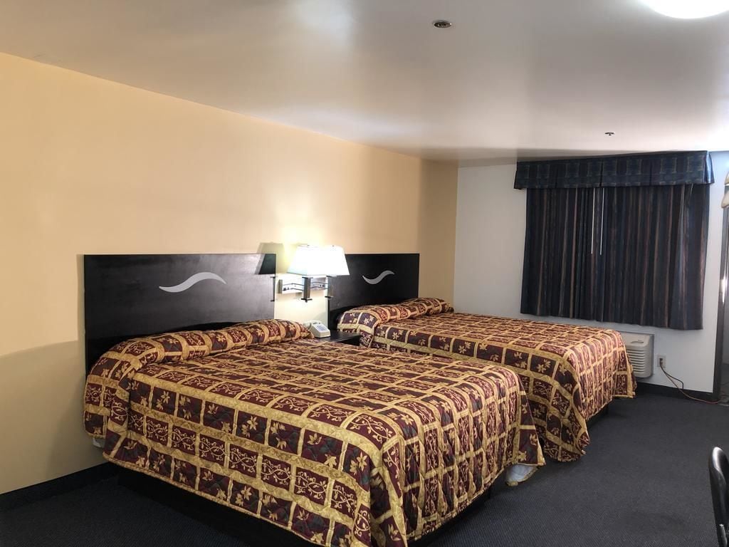 基础客房, 2 张大床 | 办公桌、熨斗/熨板、免费 WiFi、床单