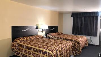 Escritorio, tabla de planchar con plancha, wifi gratis y ropa de cama