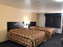 Escritorio, tabla de planchar con plancha, wifi gratis y ropa de cama 