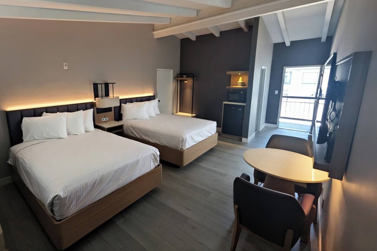 Chambre, 2 grands lits | Bureau, fer et planche à repasser, Wi-Fi gratuit, draps fournis
