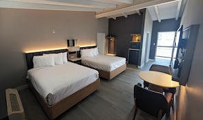 Habitación básica, 2 camas Queen size | Escritorio, tabla de planchar con plancha, wifi gratis y ropa de cama