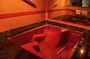 Escritorio, tabla de planchar con plancha, wifi gratis y ropa de cama