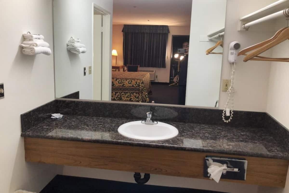 Basic Room, 1 King Bed | 1 bedroom, desk, iron/ironing board, free WiFi