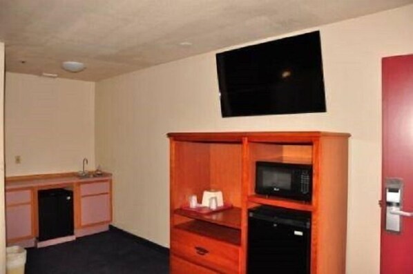 ラグジュアリー スイート キングベッド 1 台 | デスク、アイロン / アイロン台、WiFi (無料)、ベッドシーツ