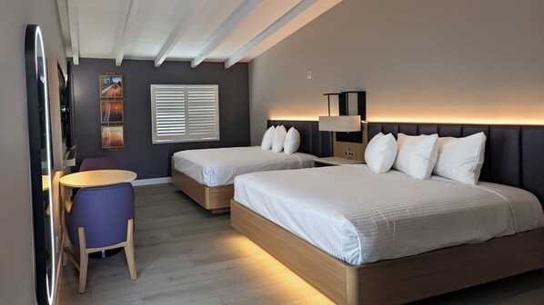 Habitación básica, 2 camas Queen size | Escritorio, tabla de planchar con plancha, wifi gratis y ropa de cama