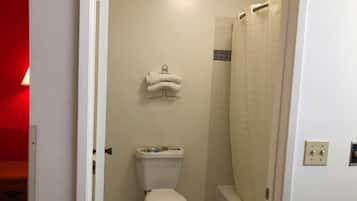 Ensemble baignoire-douche, serviettes fournies