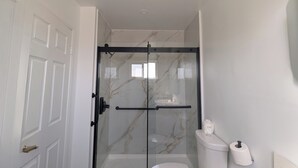 King Suite Non-Smoking | Bathroom | Combined shower/tub, towels - Luxury Inn (Norwalk)
