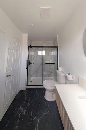 Suite de lujo, 1 cama King size | Baño | Tina con regadera y toallas