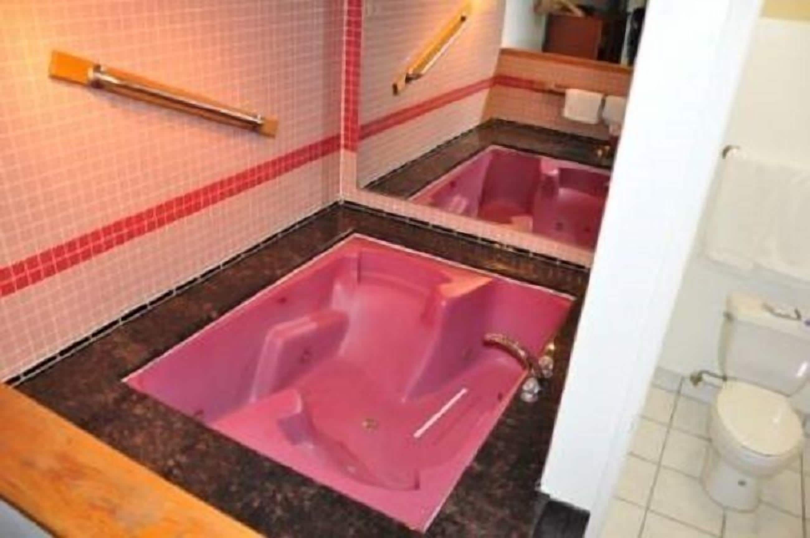 Suite, 1 King Bed | Bathroom amenities | Combined shower/bathtub, towels