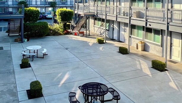 Terrace/patio - Luxury Inn (Norwalk)
