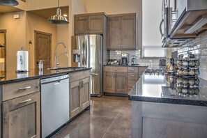 Fridge, microwave, stovetop, dishwasher - Upscale Moab Home w/ Red Rock Views & Hot Tub (Moab)