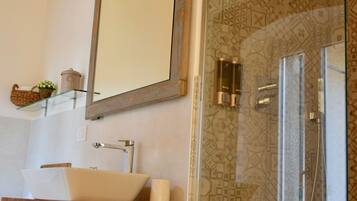 Dusche, Haartrockner, Bademäntel, Bidet