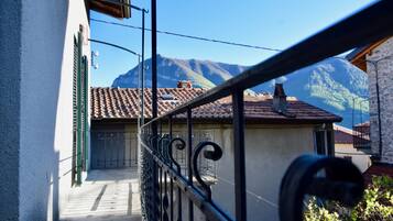 Ein Balkon mit Metallgeländer und Blick auf einen Berg.