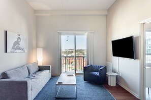 Deluxe Two Bedroom (Self Check-in with Virtual Front Desk) | Living area