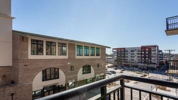 Deluxe Two Bedroom (Self Check-in with Virtual Front Desk) | Balcony view