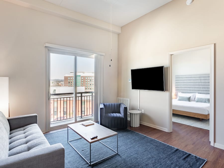 Leilighet – deluxe, 2 soverom | Oppholdsområde | En 55-tommers Flatskjerm-TV med digitale kanaler samt TV