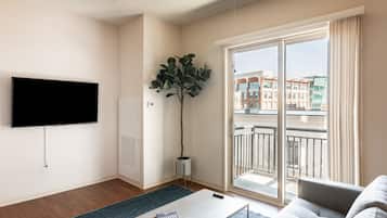 Apartamento, 2 habitaciones | Zona de estar | Televisión de pantalla plana de 55 pulgadas con canales digitales