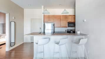 Deluxe Two Bedroom (Self Check-in with Virtual Front Desk) | Private kitchen