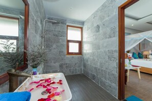 Dutxa, capçal de dutxa tipus cascada i articles de tocador gratuïts